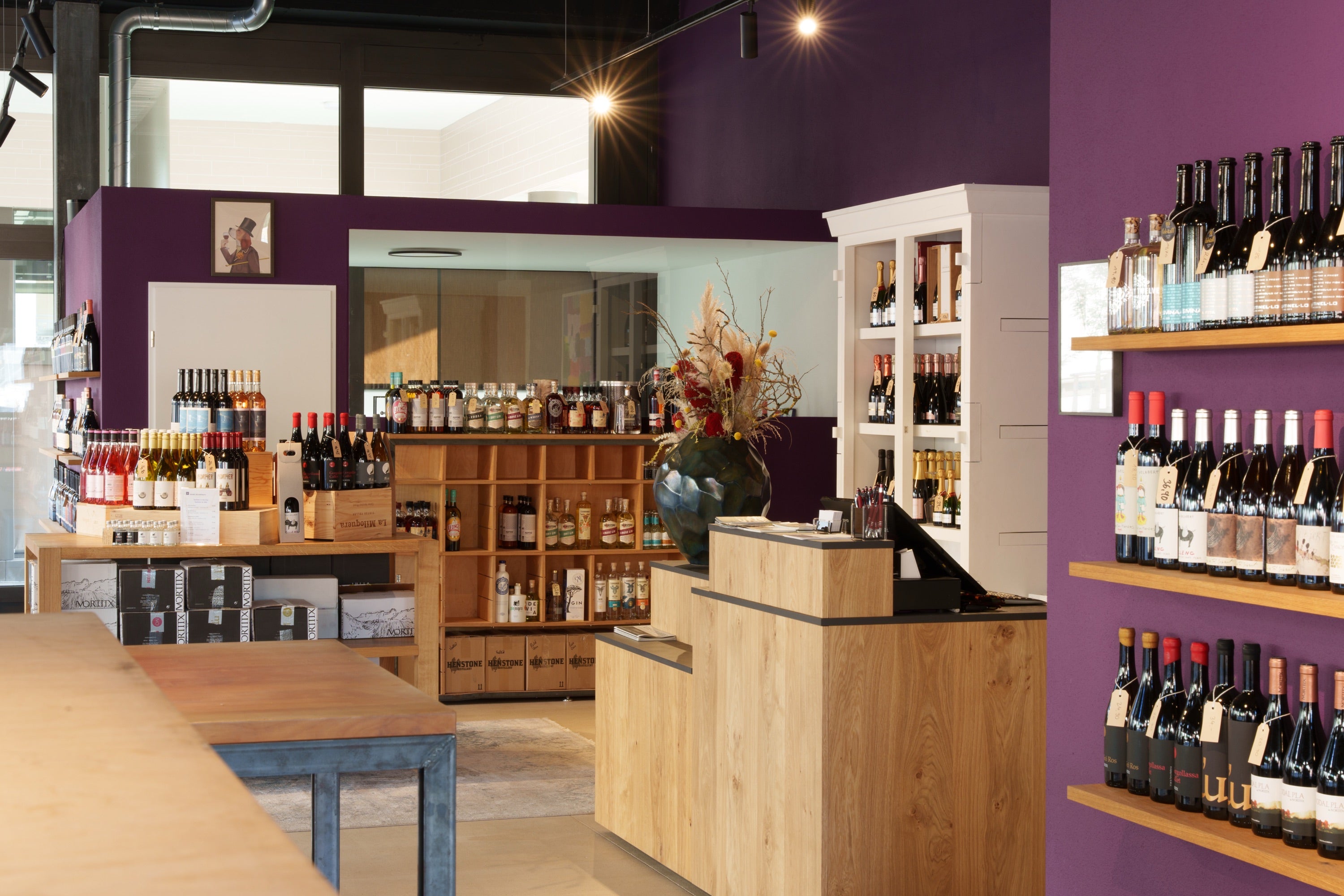 Theke und Weinregale in der Vinothek WeinWerft